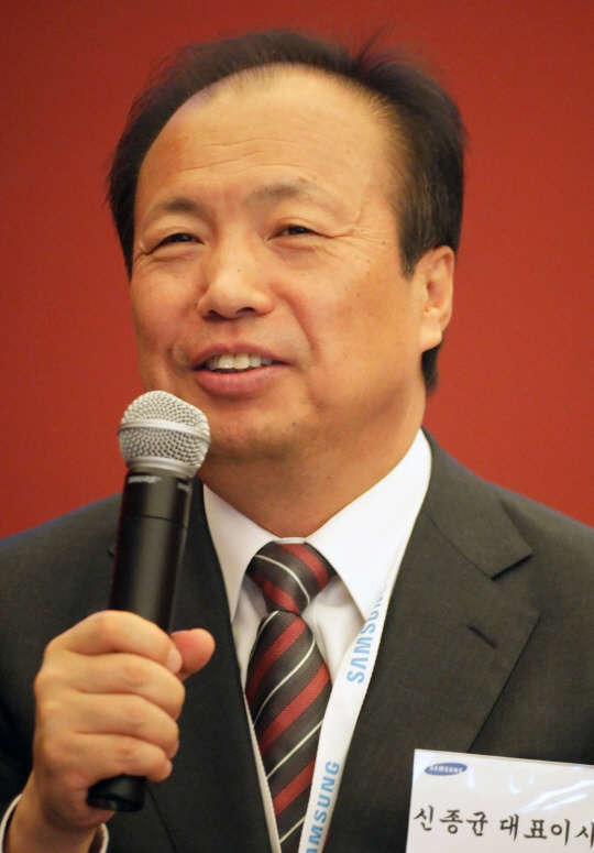 신종균 삼성전자 IM(IT&모바일) 대표가 2일(현지시간)스페인 바르셀로나 ME호텔에서 국내 미디어 기자들의 질문에 답변하고 있다 <삼성전자 제공>.